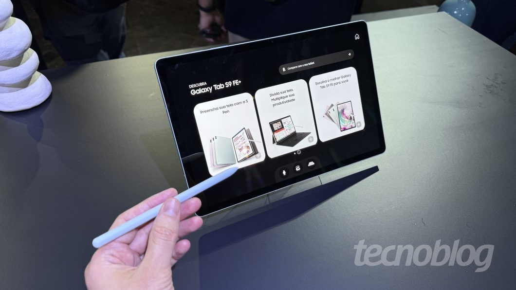Tablet S9 FE+ e mão segurando a caneta S Pen