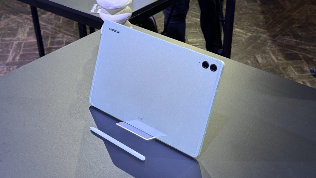 Tablet S9 FE+, visto pela parte traseira, e sua S Pen