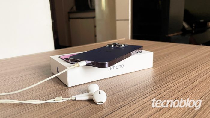 iPhone 14 Pro com fones de ouvido Lightning (imagem: Emerson Alecrim/Tecnoblog)