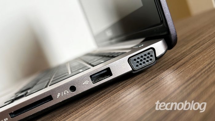 Porta USB-A em notebook (imagem: Emerson Alecrim/Tecnoblog)