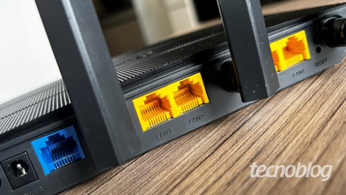Portas Ethernet em roteador (imagem: Emerson Alecrim/Tecnoblog)