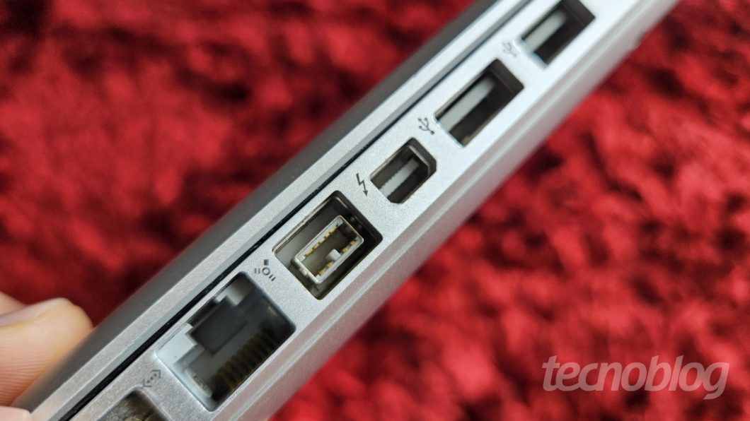 Portas Ethernet, FireWire 800, Thunderbolt e USB em um MacBook Pro 2011