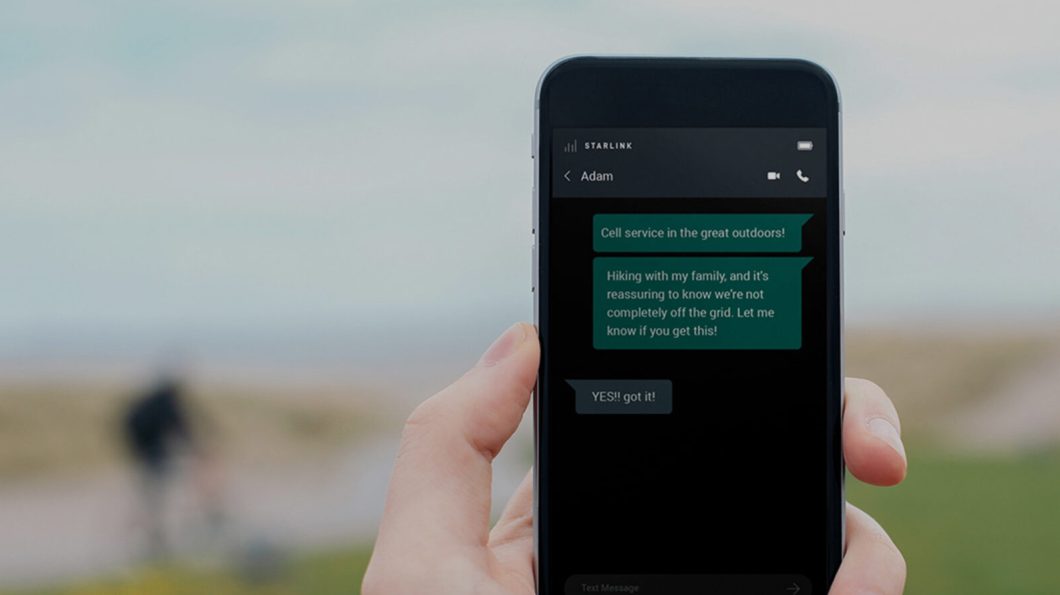 Mão segurando celular; na tela está app de mensagens