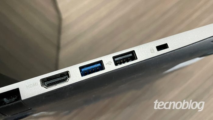 Portas USB-A azul para USB 3.0 e preta para USB 2.0 (imagem: Emerson Alecrim/Tecnoblog)