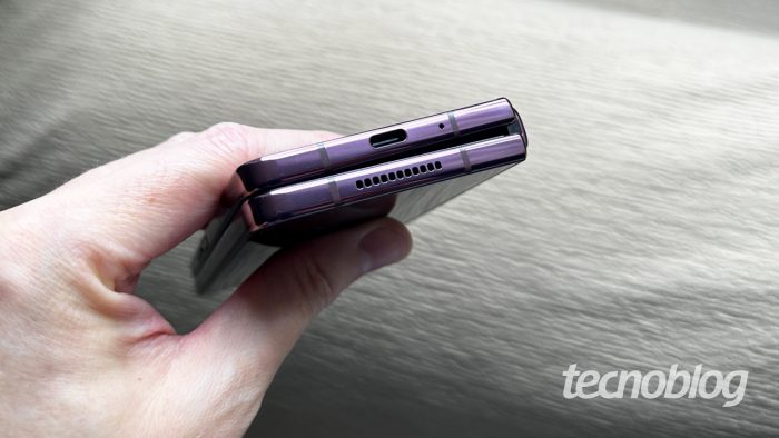 O Galaxy Z Fold 4 tem porta USB-C com USB 3.2 (imagem: Emerson Alecrim/Tecnoblog)
