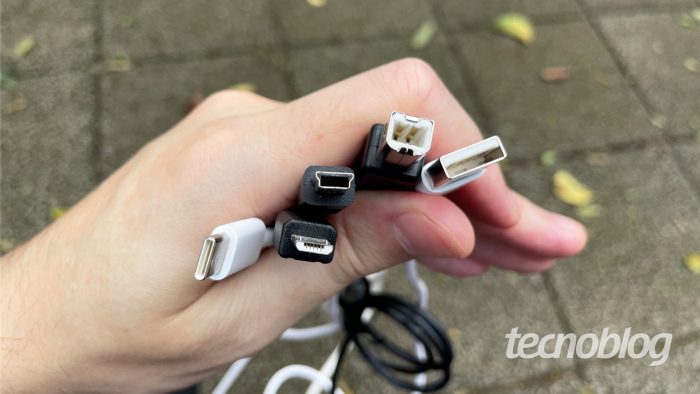 Conector USB-C, micro-USB, mini-USB, USB-B e USB-A (imagem: Emerson Alecrim/Tecnoblog)