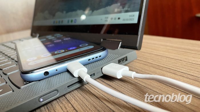 Uma conexão USB permite fluxo de dados e recarga elétrica (imagem: Emerson Alecrim/Tecnoblog)