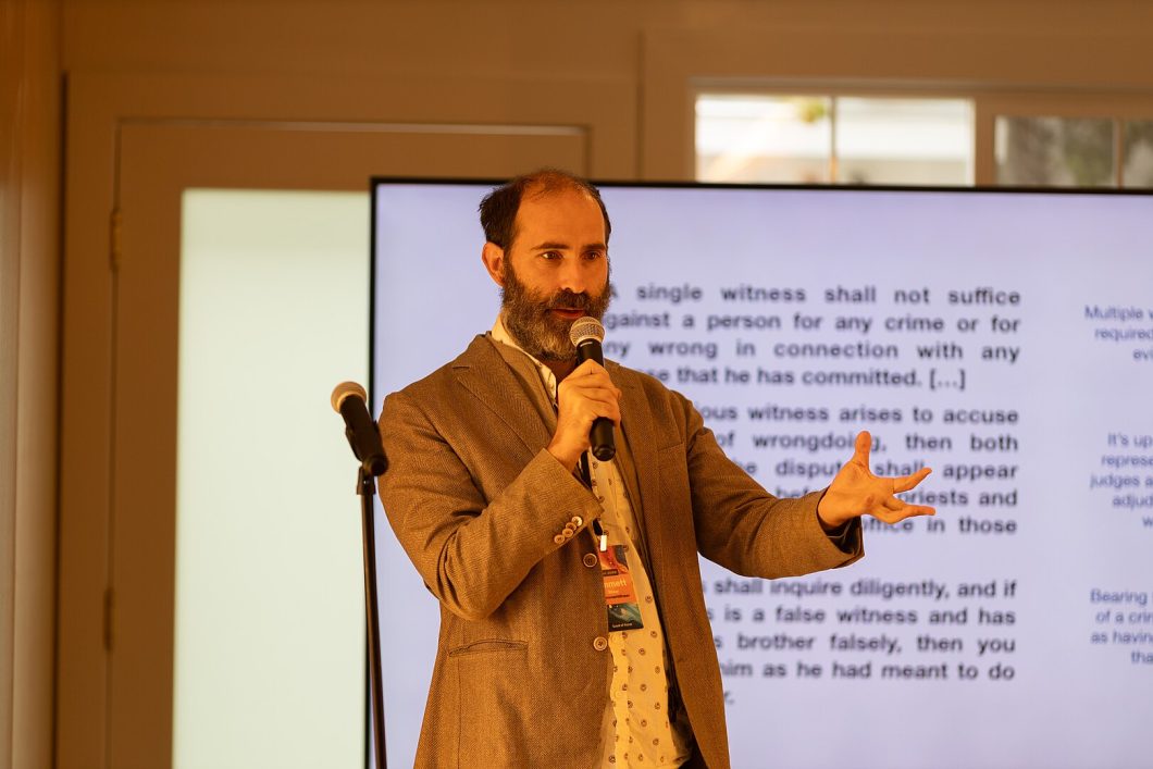 Emmet Shear durante palestra no Manifest 2023
