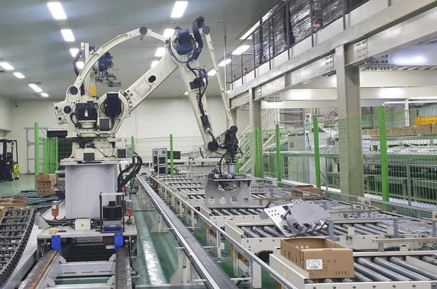Imagem do braço robótico em fábrica na Coreia do Sul