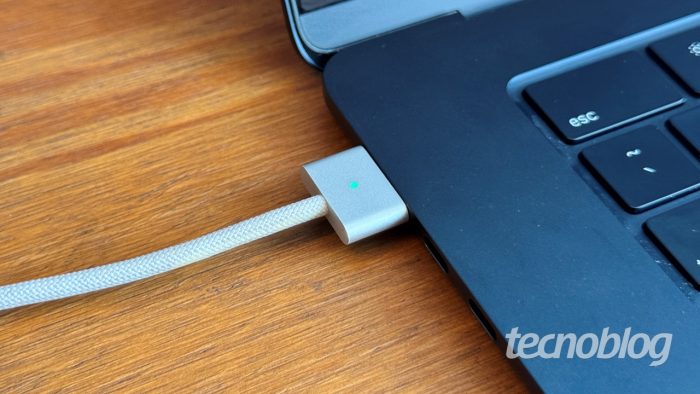 Cabo MagSafe 3 em um MacBook (imagem: Thássius Veloso/Tecnoblog)