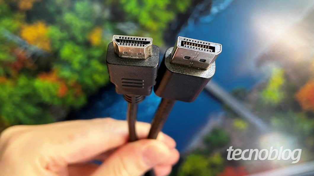 Cabos HDMI e DisplayPort (imagem: Emerson Alecrim/Tecnoblog)