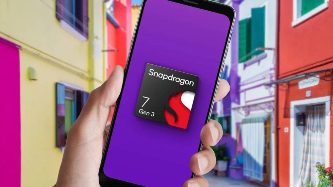 Mão segurando celular e tela exibe o logo do Snapdragon 7 Gen 3