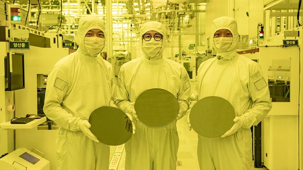 Executivos da Samsung com wafers de 3 nm (imagem: divulgação/Samsung)