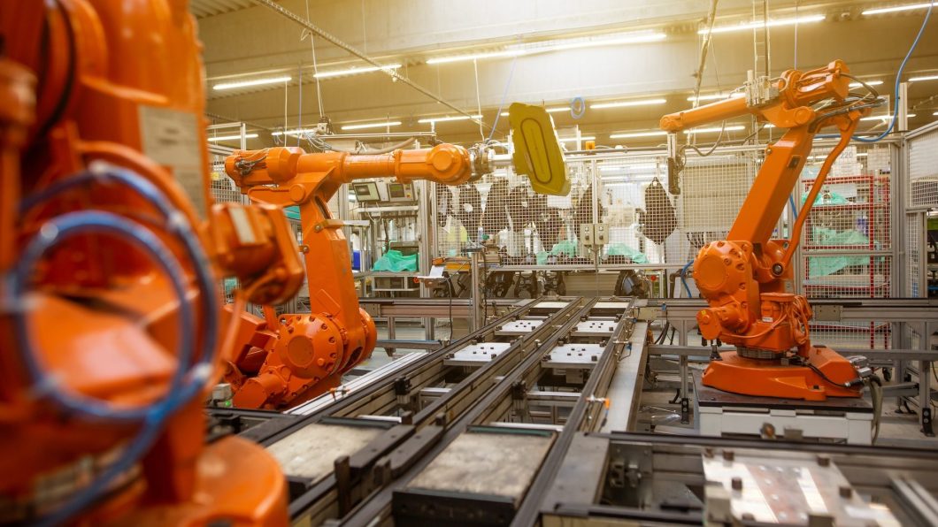 Braços robóticos em uma fábrica