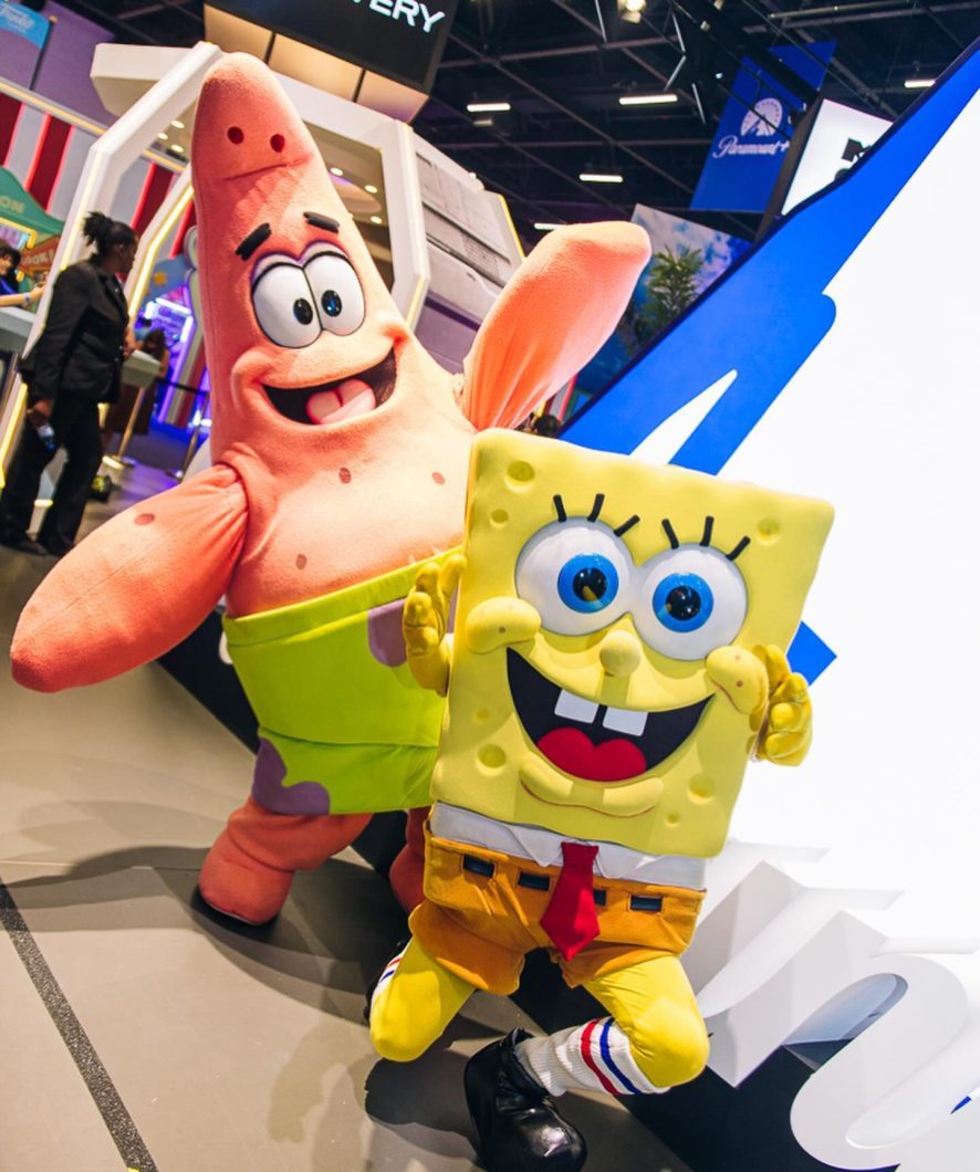 Bonecos do Patrick e Bob Esponja no stand da Paramount+ na CCXP 2023