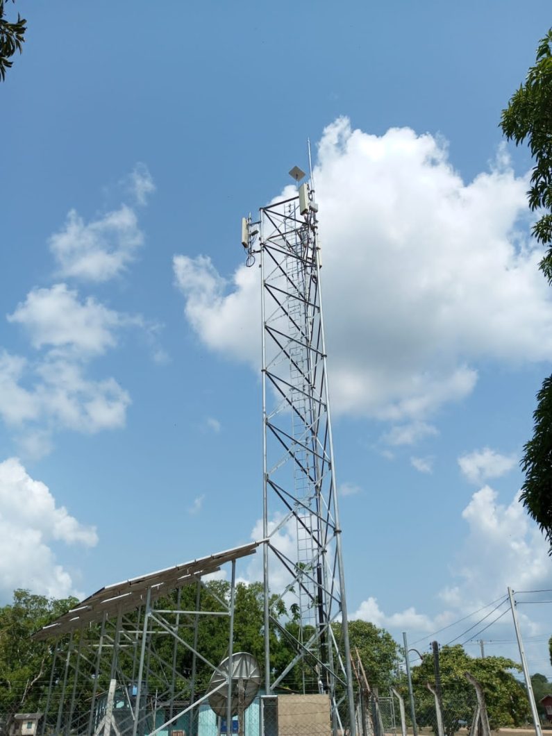 Antena da TIM em Pacajá (PA). No topo da torre há uma antena da Starlink