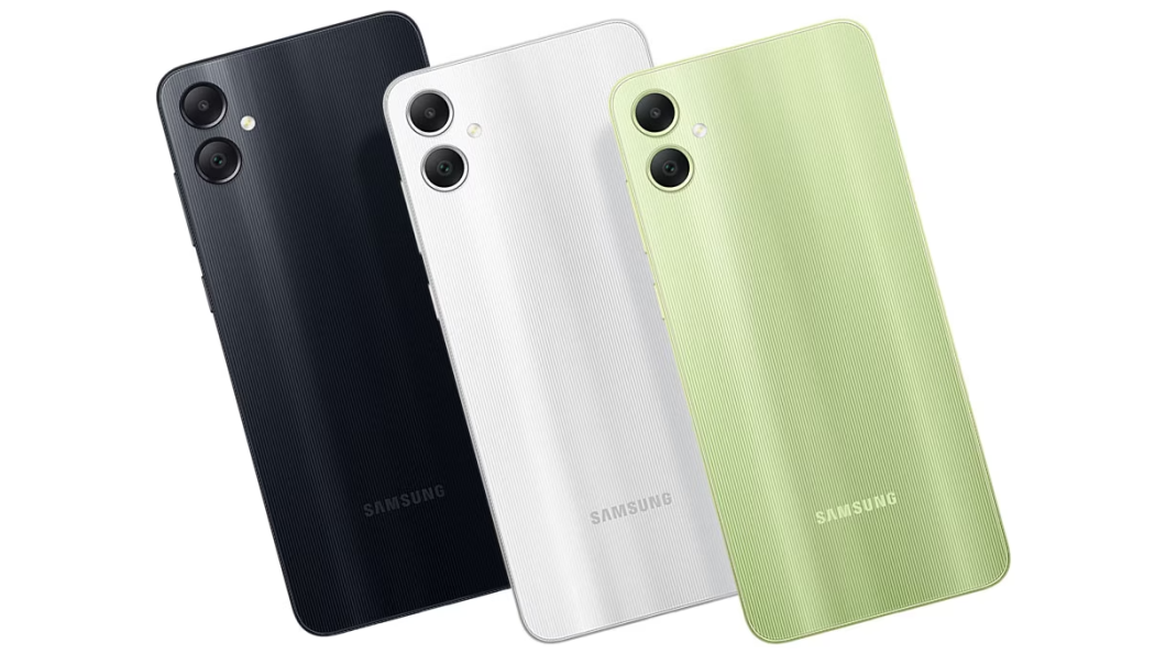 Três aparelhos Galaxy A05 vistos de trás. Um é preto, um é prata e um é verde.