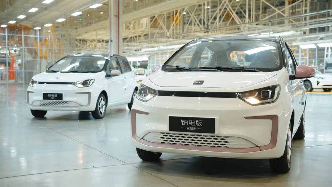 Dois carros JAC Yiwei EV lado a lado em uma fábrica