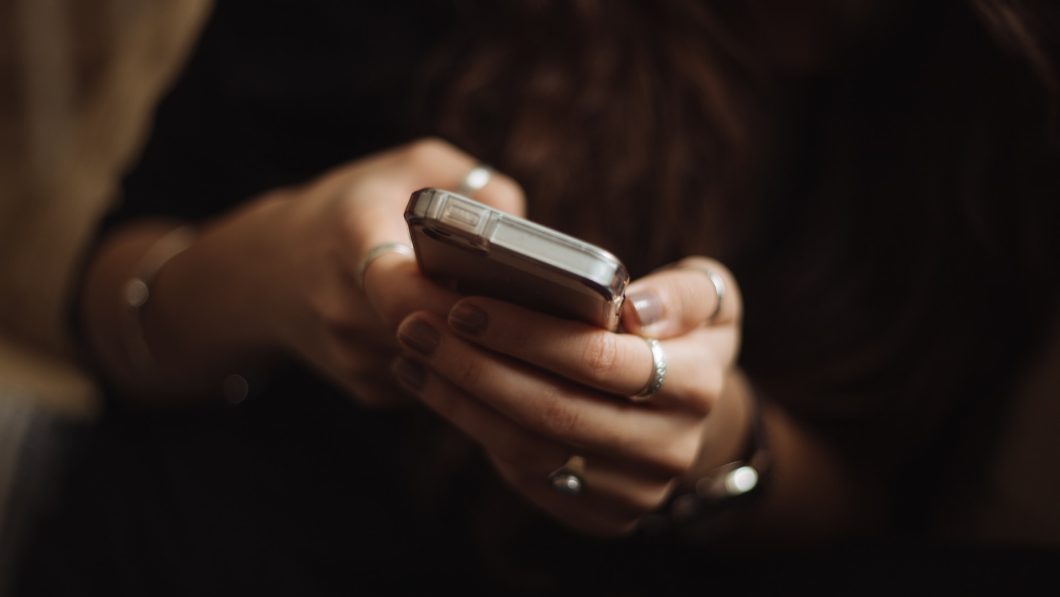 Mãos de uma pessoa segurando smartphone