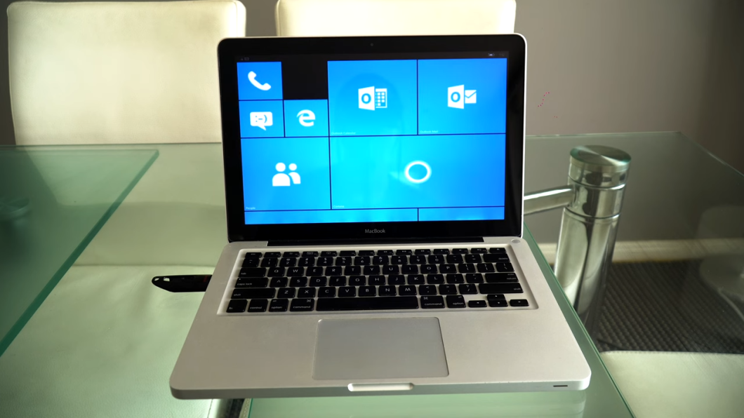 MacBook mostrando a interface da tela inicial do Windows Phone