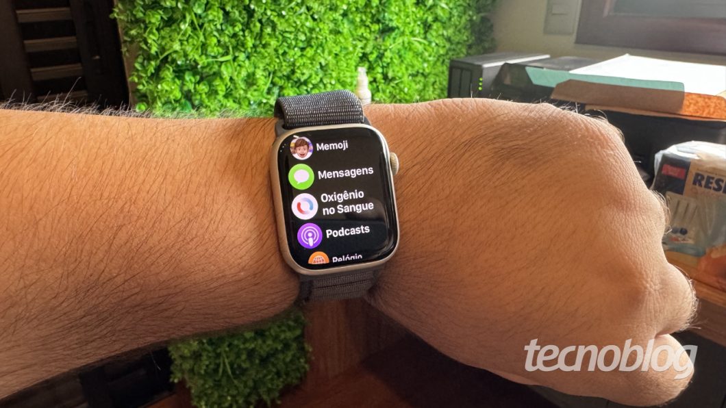 Tela de aplicativos do Apple Watch mostrando Memoji, Mensagens, Oxigênio no Sangue, Podcasts e Relógio