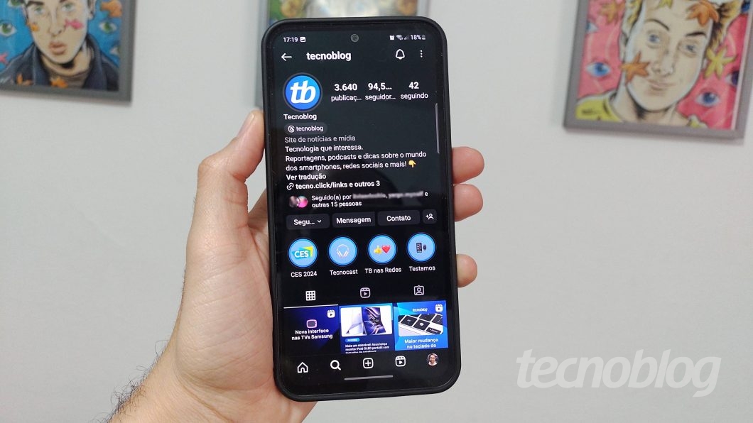 Mão com celular tem o aplicativo do Instagram aberto no perfil do Tecnoblog