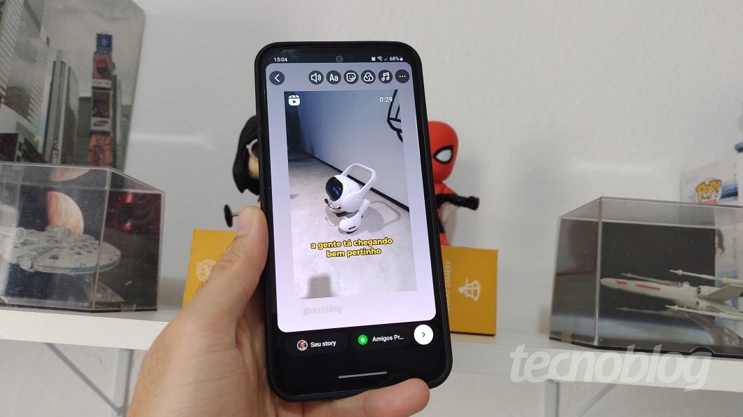 Imagem de uma mão com celular com aplicativo do Instagram aberto exibindo um reel no story