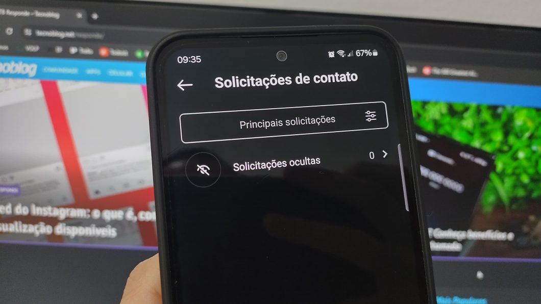 Uma mão segura um celular com o aplicativo do Instagram aberto na tela de Solicitações de Contato