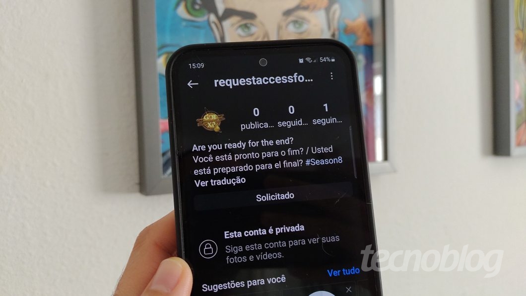 Uma mão segura um celular com o aplicativo do Instagram aberto e mostra a solicitação para seguir uma conta privada