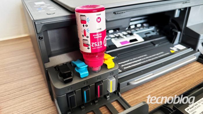 O reabastecimento de tinta é rápido e fácil na Smart Tank 581 (imagem: Emerson Alecrim/Tecnoblog)