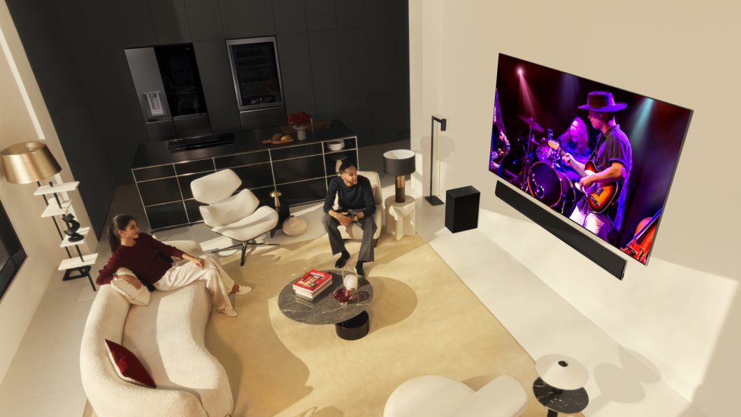 Sala de estar com pessoas e uma TV