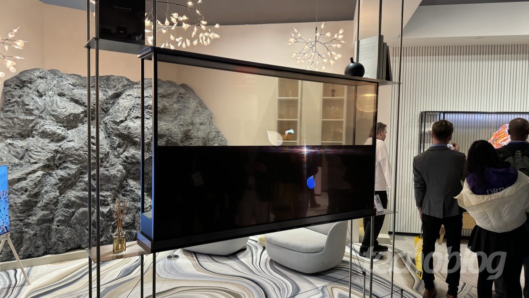 TV transparente numa estante
