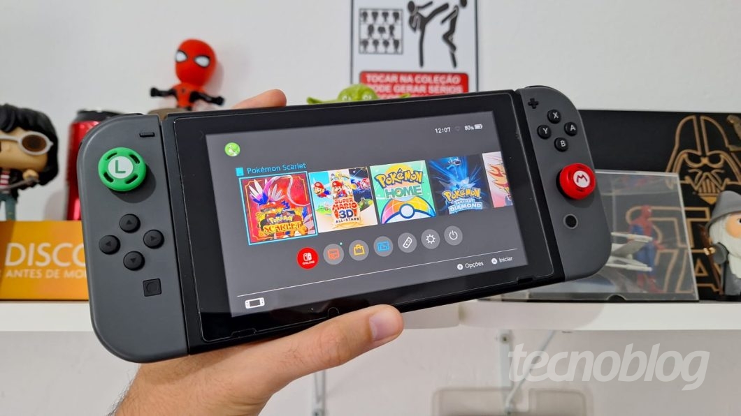 Foto de uma mão segurando um Nintendo Switch
