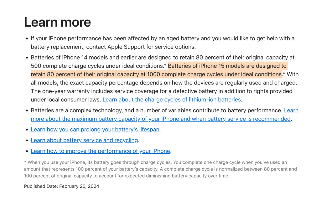 Print de página oficial da Apple. Trecho em destaque diz: "Batteries of iPhone 15 models are designed to retain 80 percent of their original capacity at 1000 complete charge cycles under ideal conditions.*"