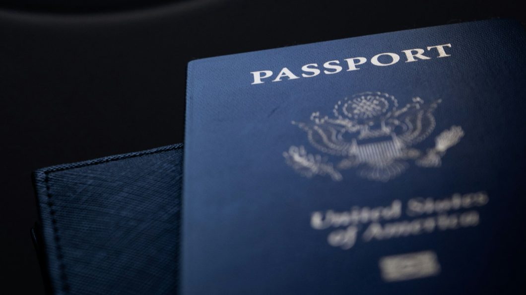 Foto de passaporte dos EUA em fundo escuro
