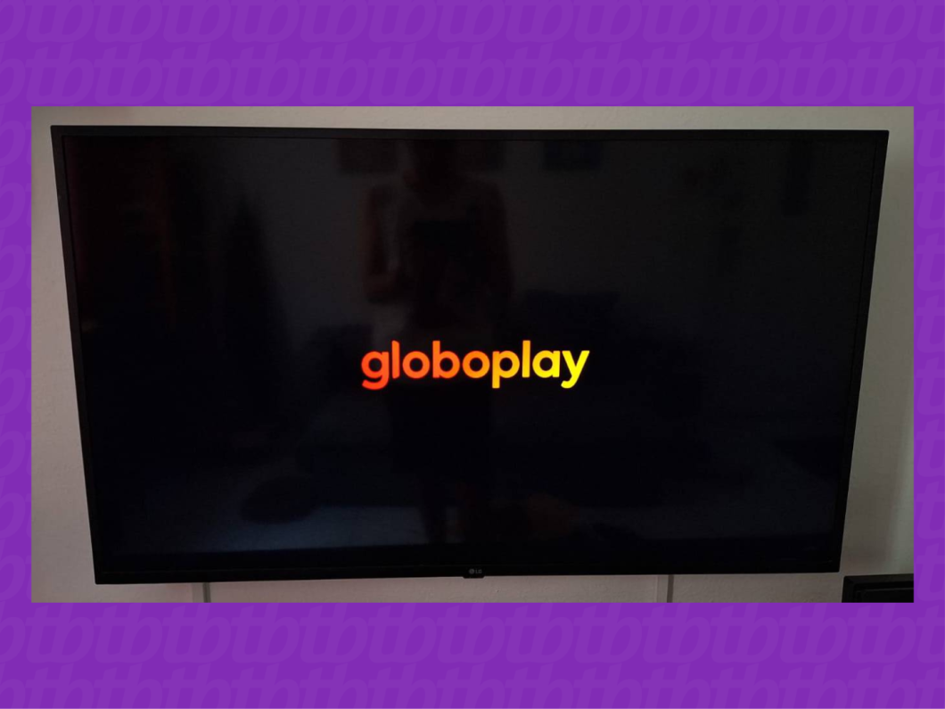 Foto da tela de uma smart tv conectando no Globoplay
