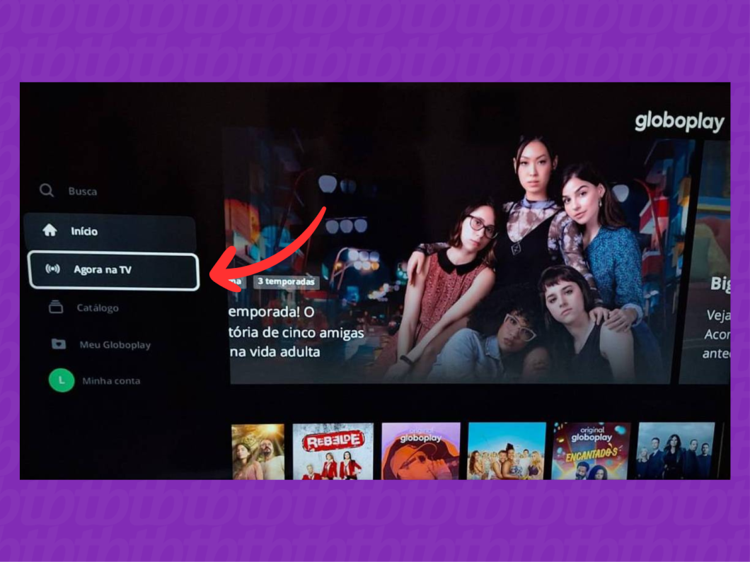 Foto da tela de uma smart tv conectada ao Globoplay mostrando como acessar a opção "Agora na TV"