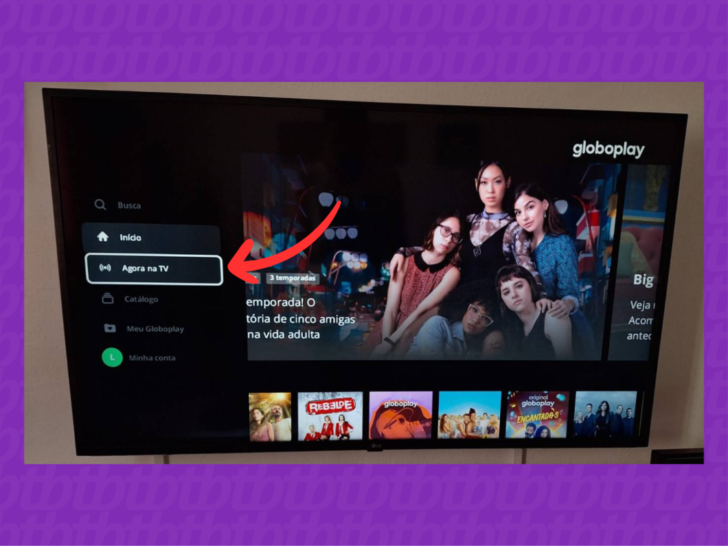 Foto da tela de uma smart tv conectada ao Globoplay mostrando como acessar uma opção "Agora na TV"