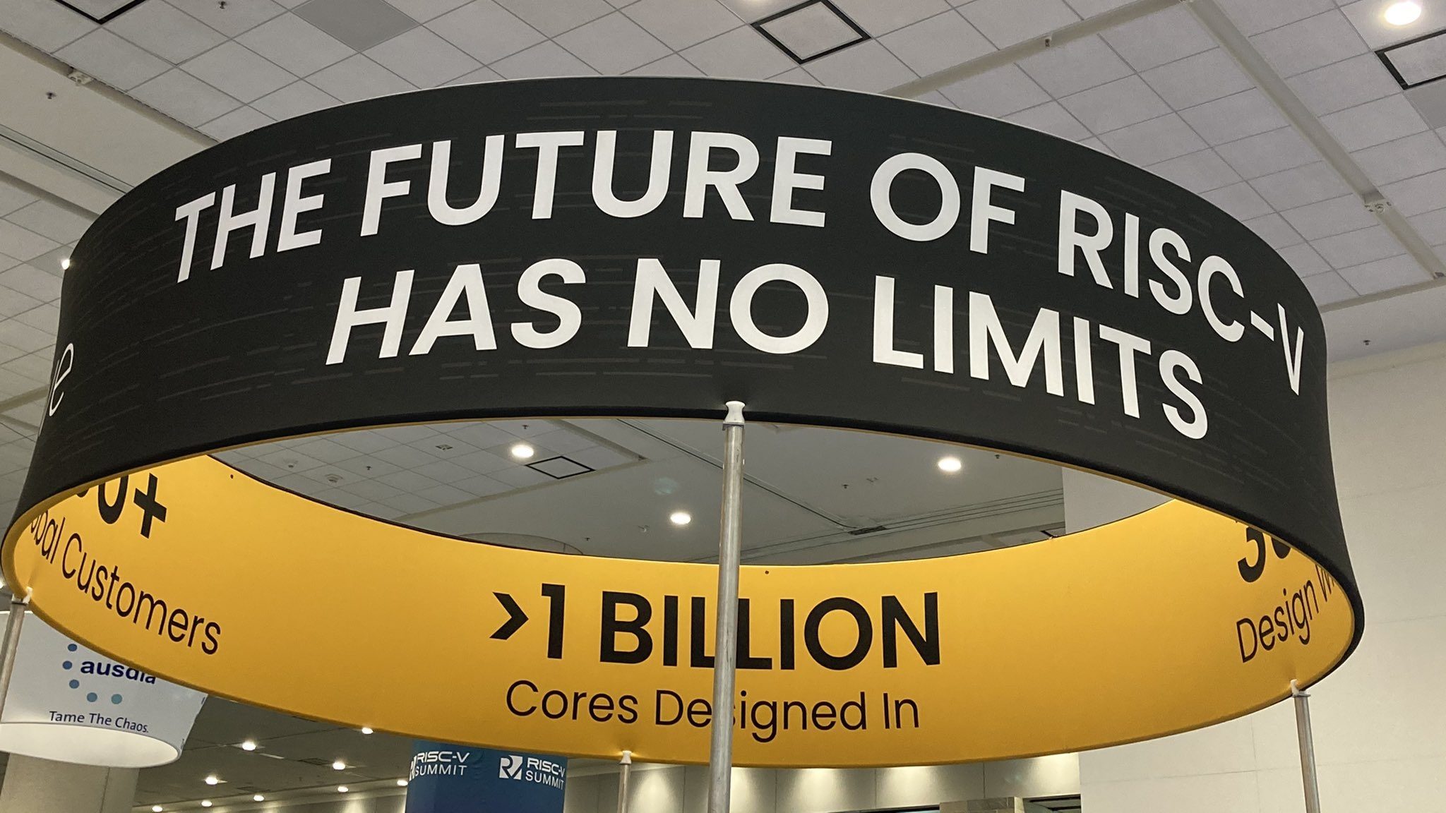 Placa com os dizeres "O futuro com RISC-V não tem limite" no RISC-V Summit 2021 (imagem: Twitter/RISC-V)