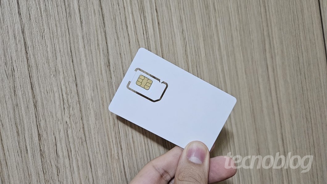 Mão segurando um SIM card