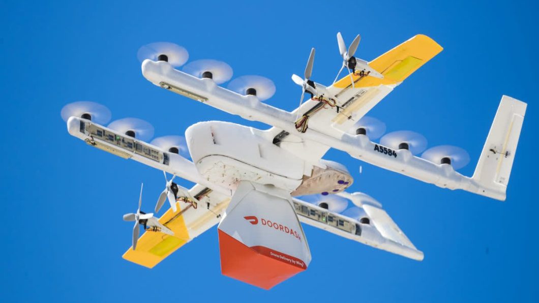 Drone da Wing com pacote da DoorDash