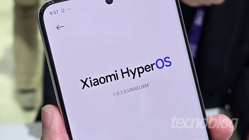 Tela de celular exibe a marca do Xiaomi HyperOS