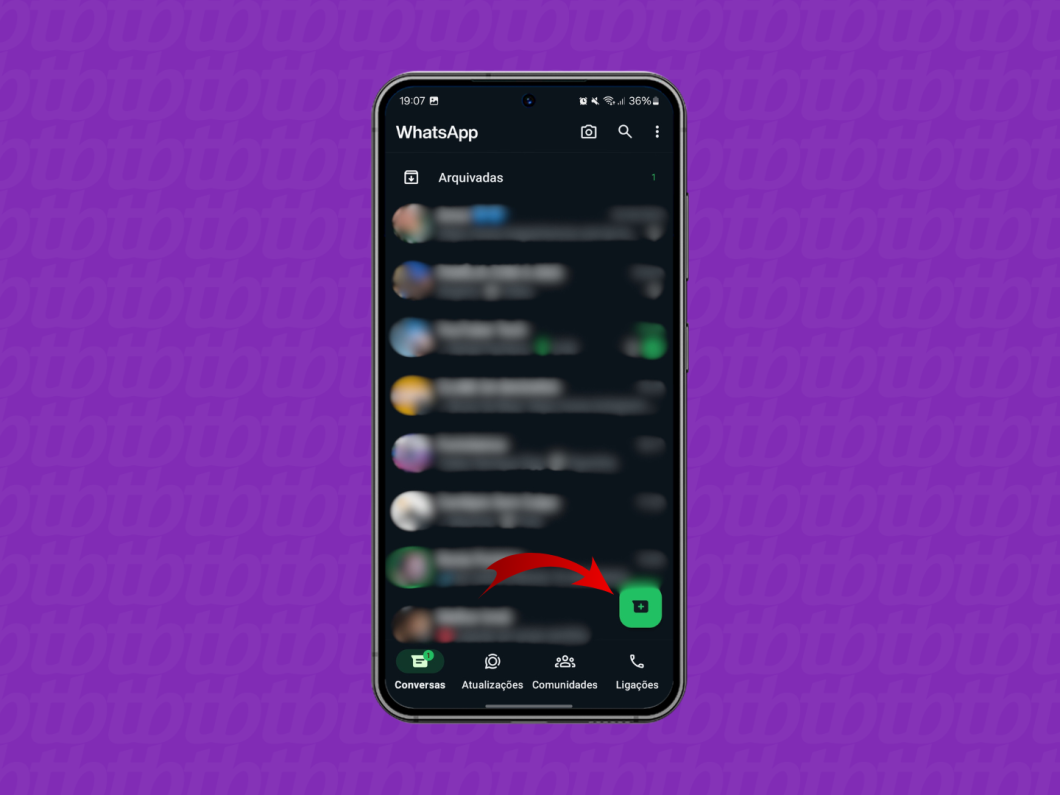 Captura de tela mostra página inicial do WhatsApp para Android com uma seta vermelha indicando o botão "Mais" no canto inferior direito
