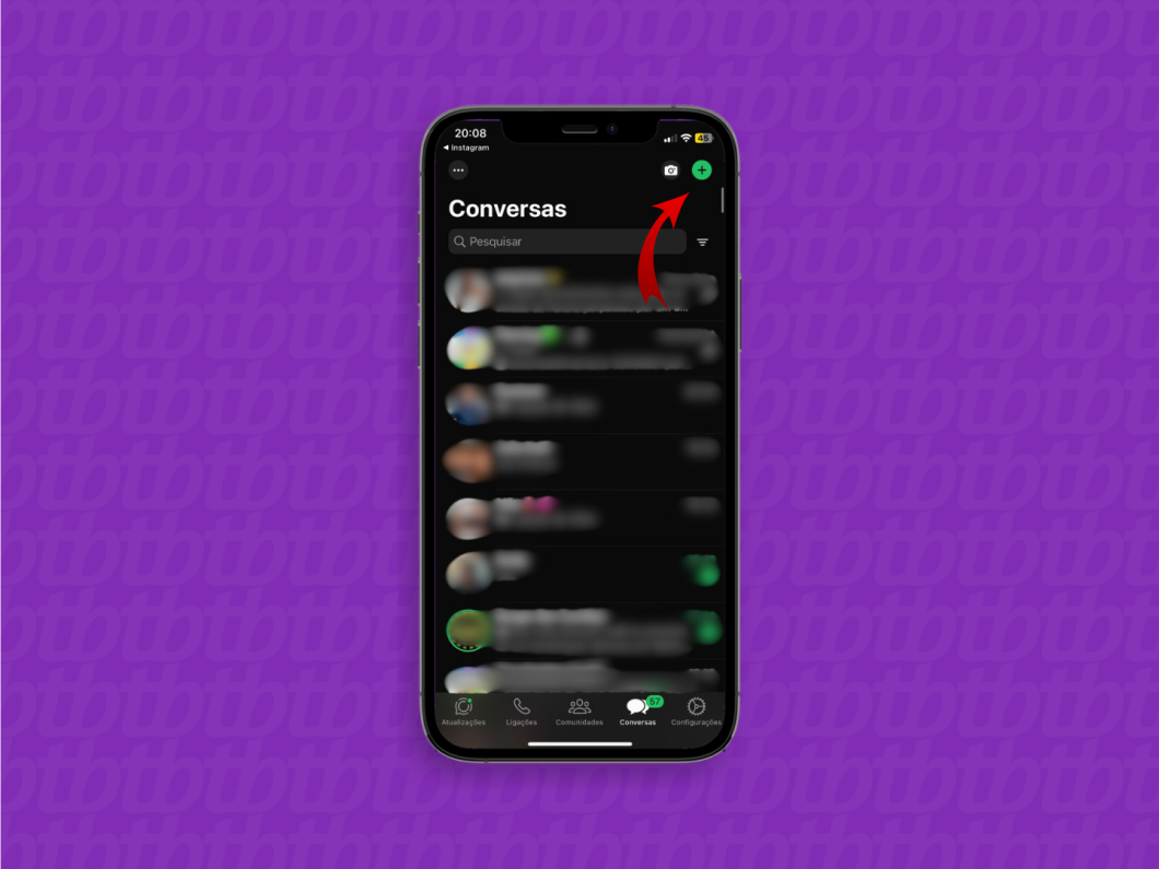 Captura de tela mostra página inicial do WhatsApp para iOS com uma seta vermelha indicando o botão "Mais" no canto superior direito