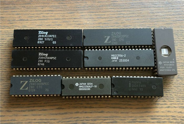Unidades Z80 entre outros chips clássicos (imagem: Hth-tech/eBay)