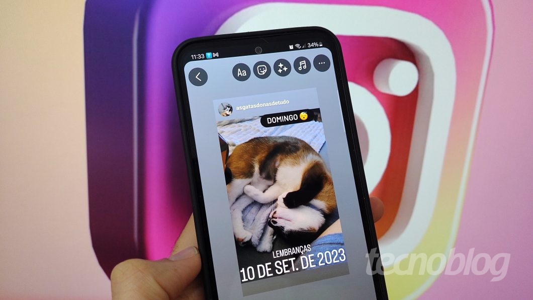 Foto de uma mão segurando um celular com a tela exibindo o aplicativo Instagram e uma publicação lembrança do Instagram