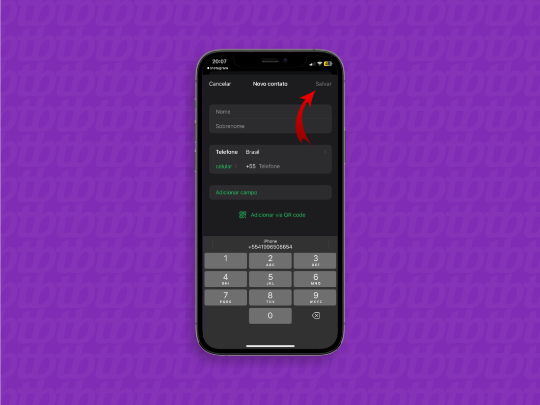 Captura de tela mostra janela para salvar novo contato no WhatsApp para iPhone, com seta indicando botão "Salvar" no canto superior direito