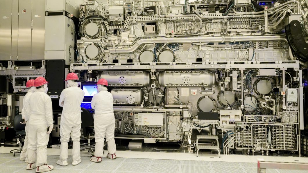 A máquina Twinscan Exe:5000 EUV High NA montada na Intel (imagem: divulgação/Intel)