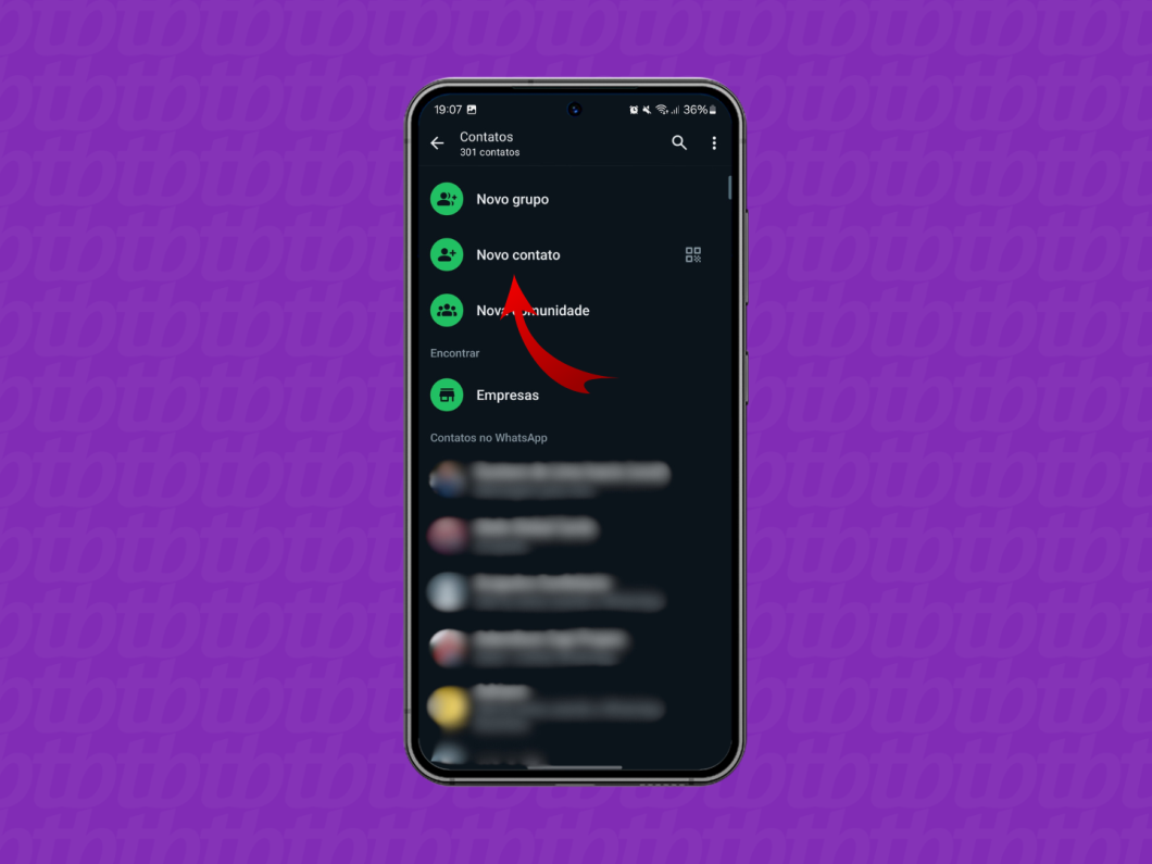 Captura de tela mostra a tela de novas conversas do WhatsApp para Android. Uma seta vermelha indica o botão "Novo contato"