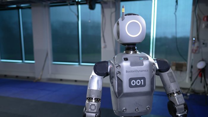 As costas do novo robô Atlas (imagem: YouTube/Boston Dynamics)
